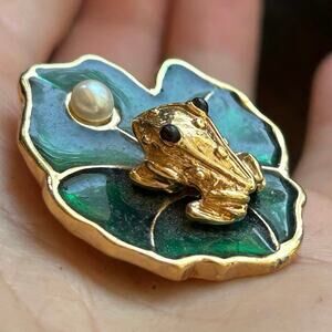 JJI Frog on a Green Enameled Lily Pad Brooch Pin Gold Tone Faux Pearl
